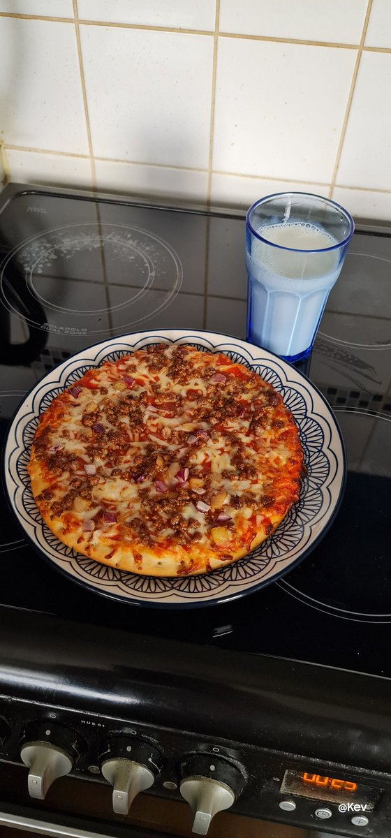 kevofyorkshire's tweet photo. #ratemyplate  basic one today.  Cheeseburger pizza and a glass of #calcium https://t.co/q2H2PVLBpV