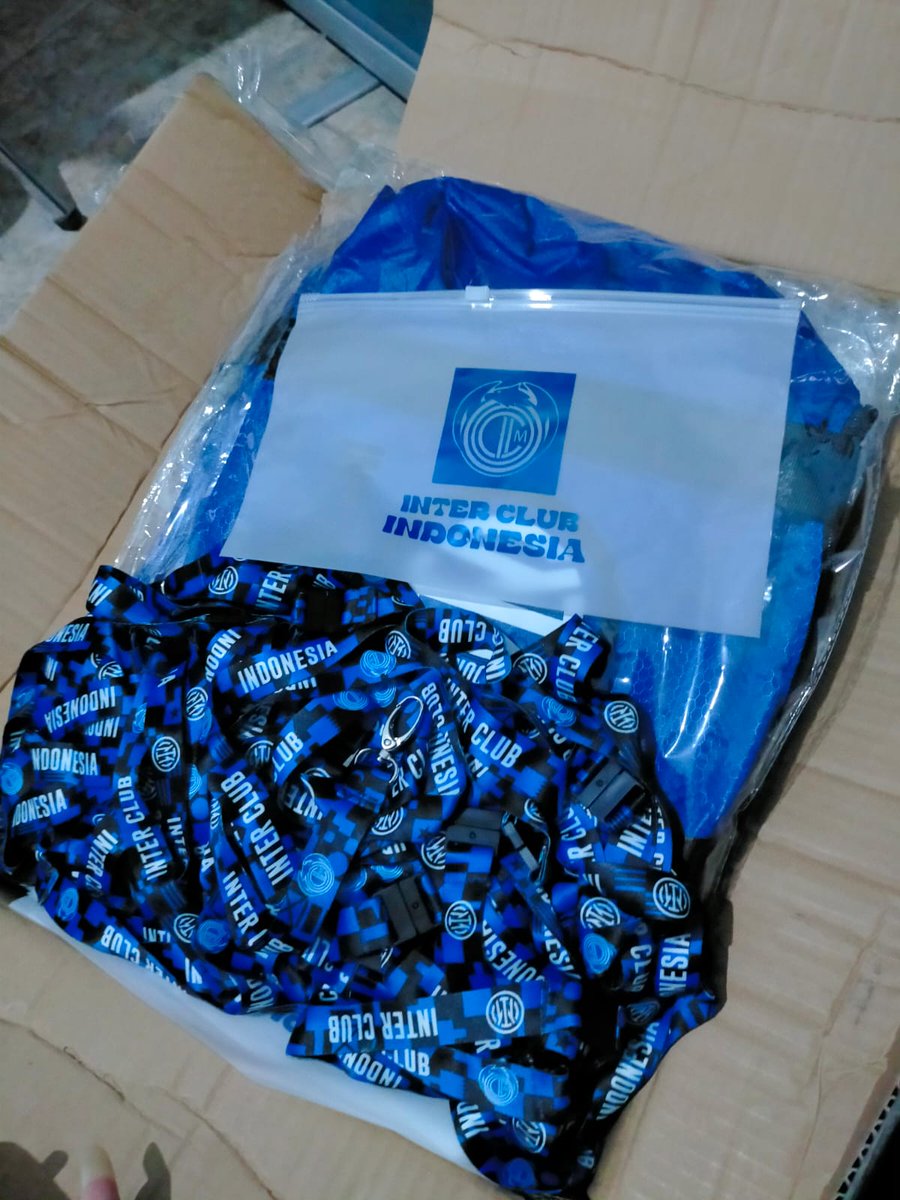 Internona_Crb's tweet photo. Alhamdulillah, Pertengahan Bulan di ujung tahun identitas resmi sebagai fans club inter ,tiba. Duduk cantik Minggu, sudah masuk dompet id card nya 😁 
T shirt nya jangan Lupa buat jalan ke mall, #ICC2023 #interclubindonesia @InterClubIndo https://t.co/Tlzgom6AEH