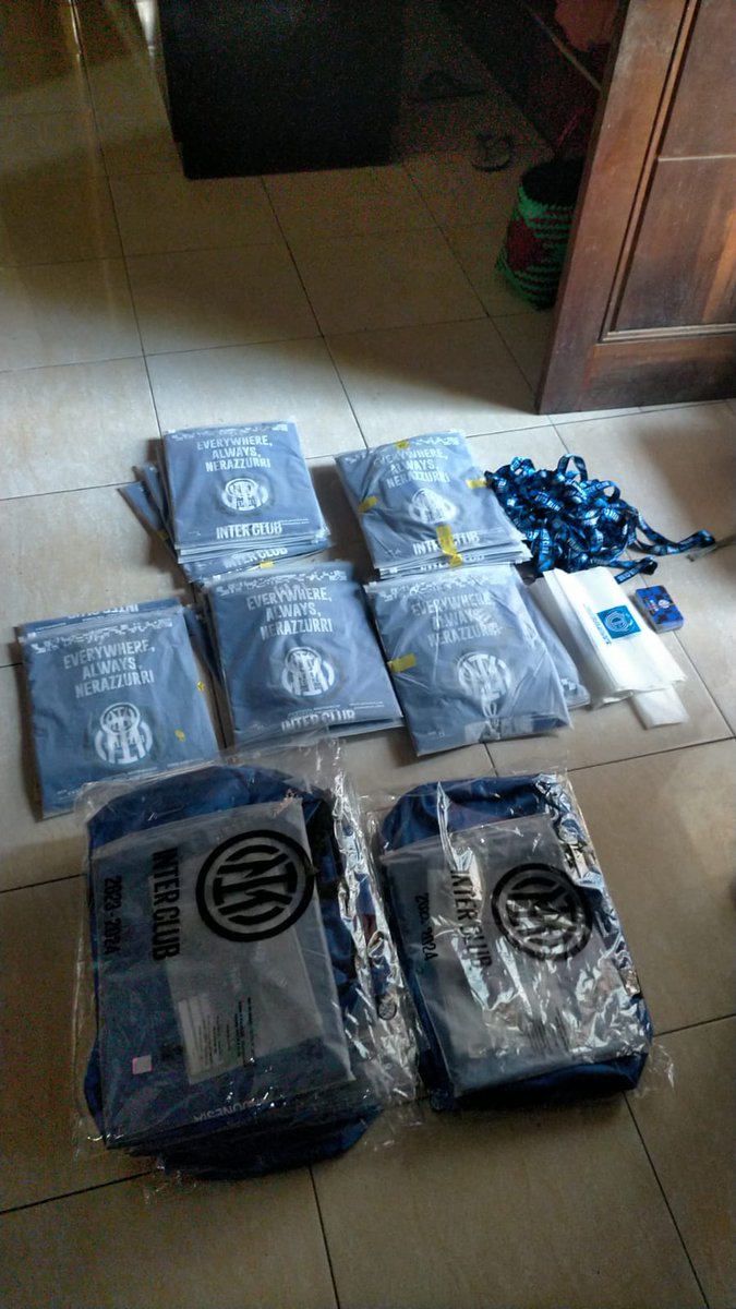 Internona_Crb's tweet photo. Alhamdulillah, Pertengahan Bulan di ujung tahun identitas resmi sebagai fans club inter ,tiba. Duduk cantik Minggu, sudah masuk dompet id card nya 😁 
T shirt nya jangan Lupa buat jalan ke mall, #ICC2023 #interclubindonesia @InterClubIndo https://t.co/Tlzgom6AEH