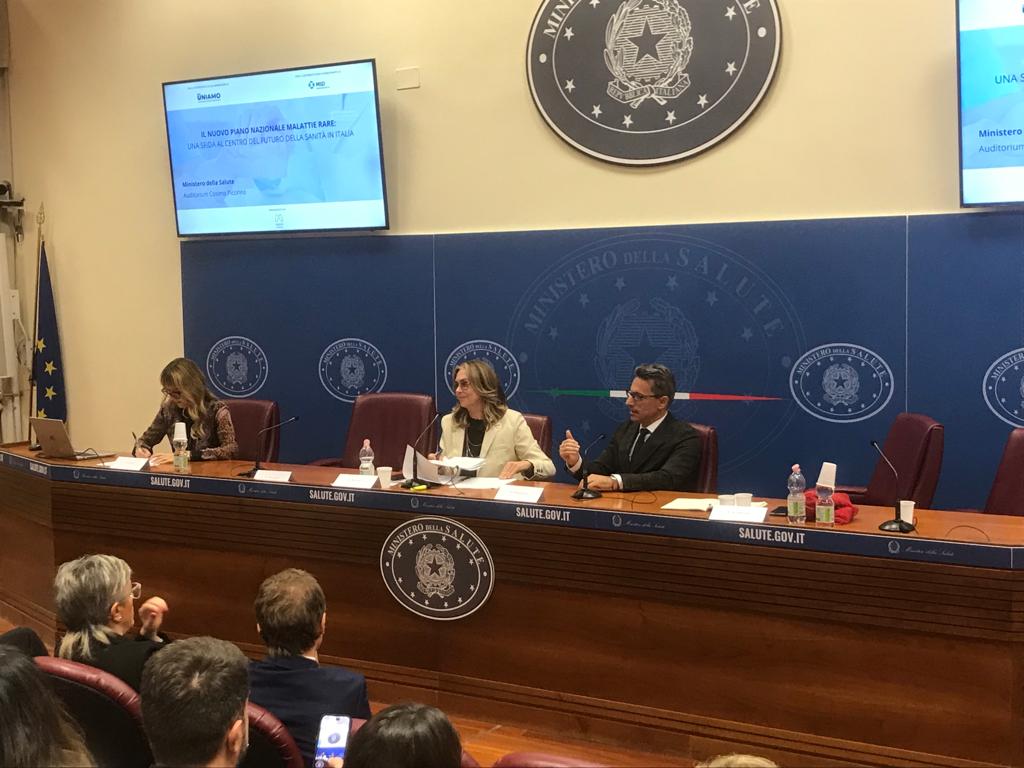 uniamofimronlus's tweet photo. Il Sen.@MazzellaOrfeo all'evento #PNMR: "Se le #malattierare hanno oggi questa attenzione lo dobbiamo alla spinta delle associazioni #pazienti. Continuiamo a lavorare insieme, lottare, per raggiungere equità in #salute e nuovi obiettivi, come l'aggiornamento annuale dei #LEA". https://t.co/oSYckgGQ9q