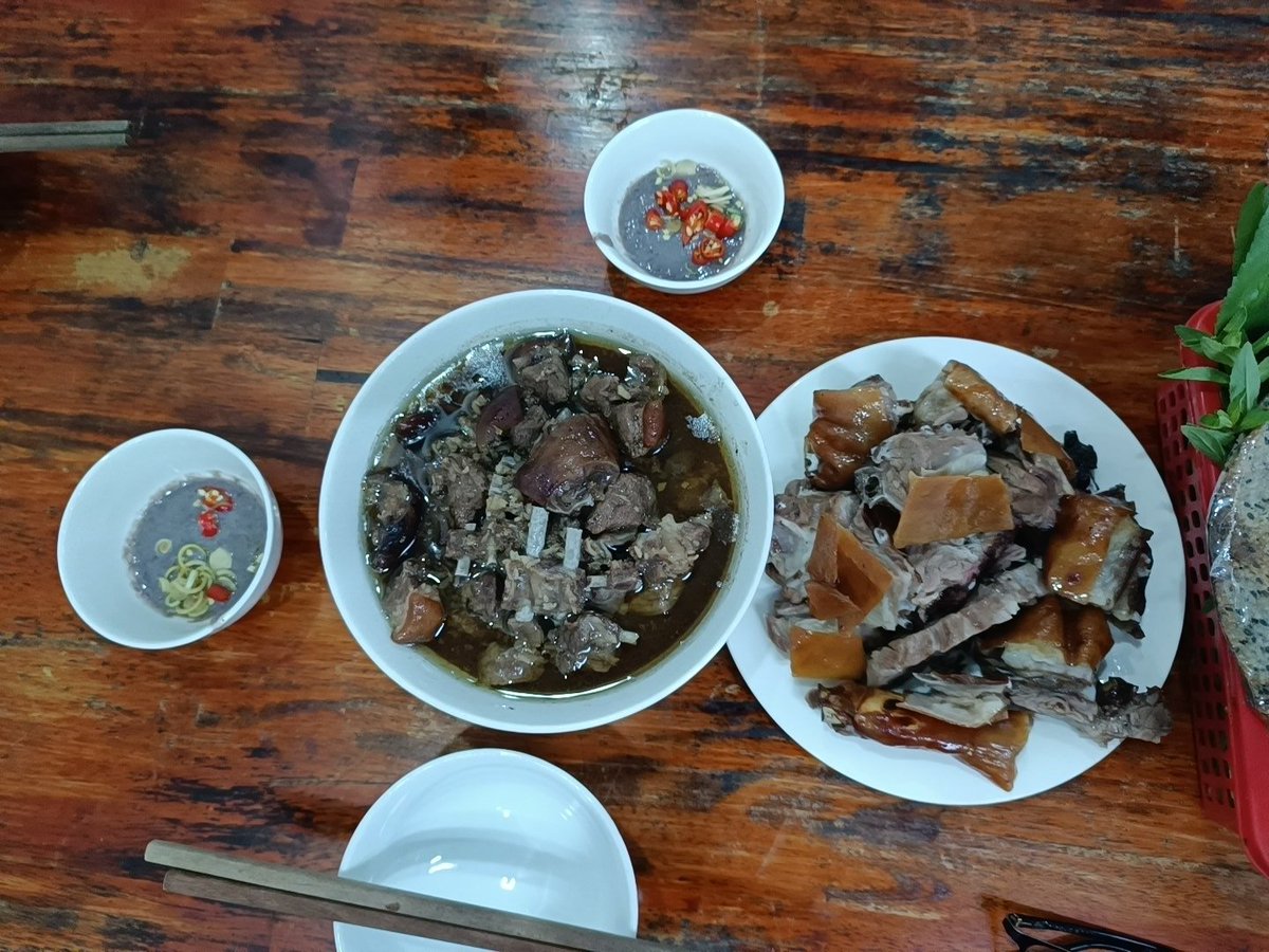 Chiều chiều lại nhớ chiều chiều , Chiều không có rượu là buồn nôn .
Ae biết món nay là món gì không
Có thực mới vựt được đạo ae à.
Pay hay không cũng phải ăn cũng phải uống biết đâu bất ngờ ngày mai a Mớt lại hào phóng gửi cho ae ít bánh chưng ăn Tết.