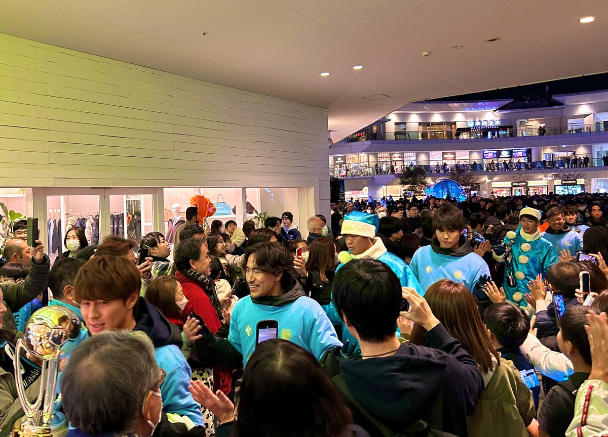 amaharu417's tweet photo. 天皇杯優勝報告会inラゾーナ川崎

平日ナイターながら沢山のサポーター皆さんの来場ありがとうございました〜。

フロンターレらしいとても和やかな雰囲気の報告会が出来ました^_^

オジバナダ、破壊力ハンパねぇっ！

やはり投入タイミングは今日だったな笑
#frontale https://t.co/RvFPIsZjrA