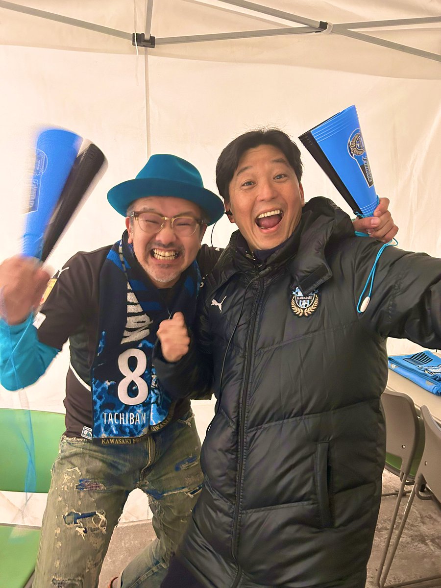amaharu417's tweet photo. 天皇杯優勝報告会inラゾーナ川崎

平日ナイターながら沢山のサポーター皆さんの来場ありがとうございました〜。

フロンターレらしいとても和やかな雰囲気の報告会が出来ました^_^

オジバナダ、破壊力ハンパねぇっ！

やはり投入タイミングは今日だったな笑
#frontale https://t.co/RvFPIsZjrA