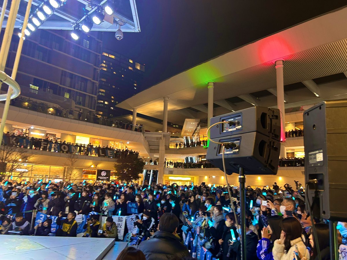 amaharu417's tweet photo. 天皇杯優勝報告会inラゾーナ川崎

平日ナイターながら沢山のサポーター皆さんの来場ありがとうございました〜。

フロンターレらしいとても和やかな雰囲気の報告会が出来ました^_^

オジバナダ、破壊力ハンパねぇっ！

やはり投入タイミングは今日だったな笑
#frontale https://t.co/RvFPIsZjrA