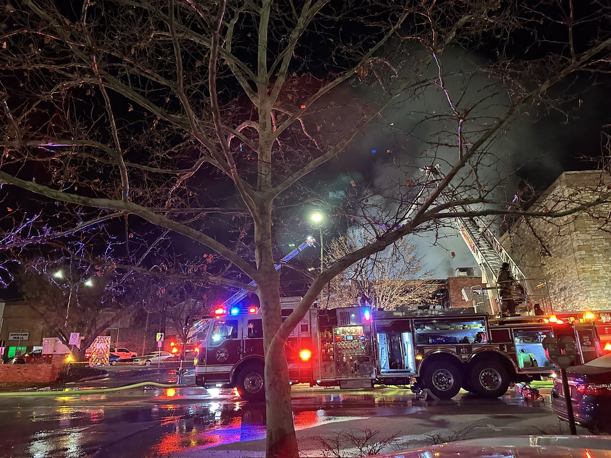 claire_ontheair's tweet photo. Cielito Lindo, a Mexican restaurant in DT Lawrence, was destroyed by a fire overnight. Crews are still on scene since the call came in around 11:40pm. @KSHB41 https://t.co/qEV0NgXxuV