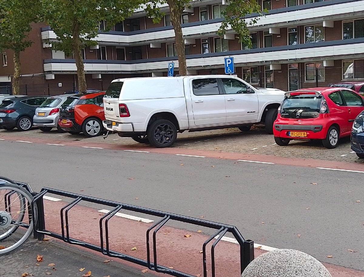 Autom8edChaos's tweet photo. @AnneJessicaLise Bij ons gewoon over twee (gehandicapten) parkeerplekken en de fietssuggestiestrook. Past precies. https://t.co/ZhEtBMtYYs