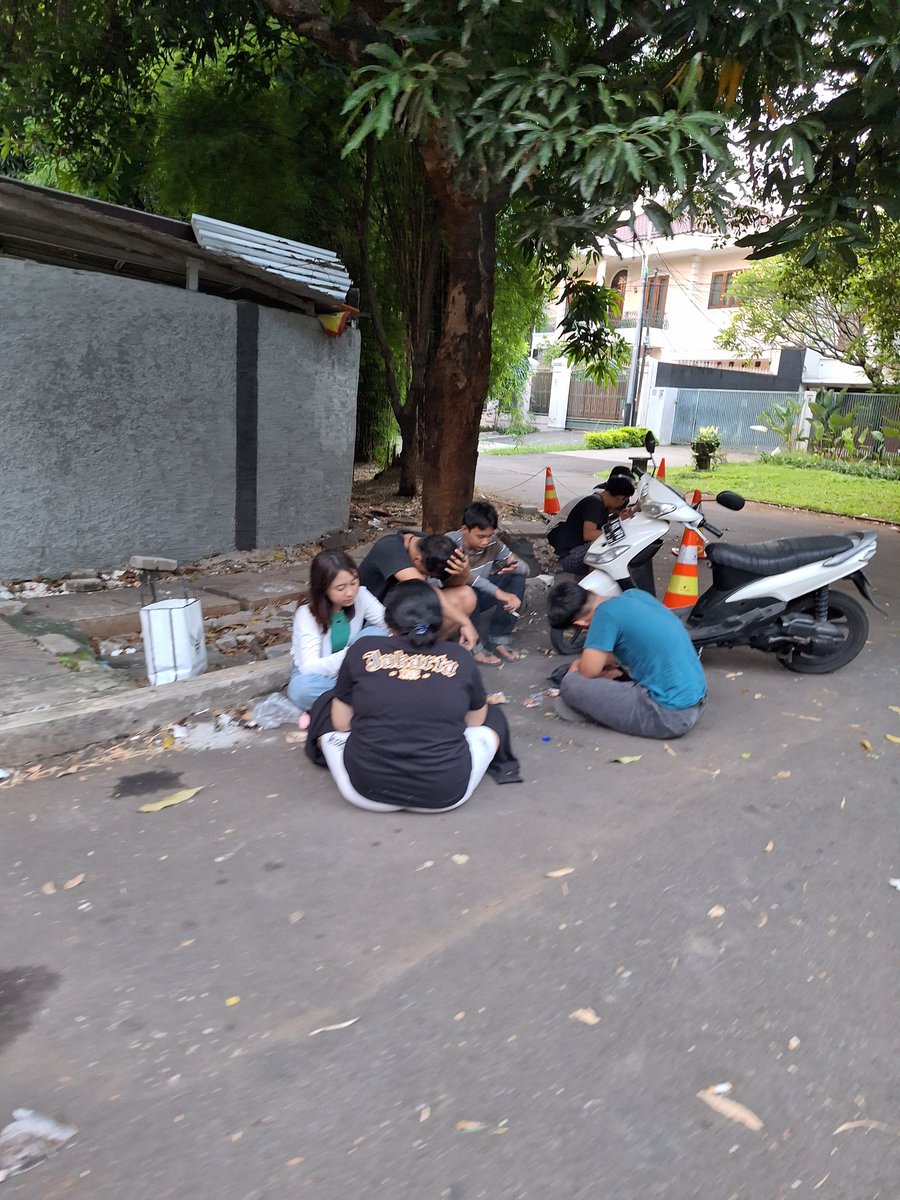iccaanjani's tweet photo. X PLEASE DO YOUR MAGIC!
Anak sekolah ini (entah dari sekolah mana)
Naik motor ugal2an dan dengan sengaja mau nabrakin motornya ke saya sambil ketawa2!
Tolong bantu tindak agar ditegur supaya ga ada korban yang lain!
@Kemdikbud_RI 
Lokasi: Jl. Tirtayasa, blok M, Jakarta selatan https://t.co/sCNjQzhW65