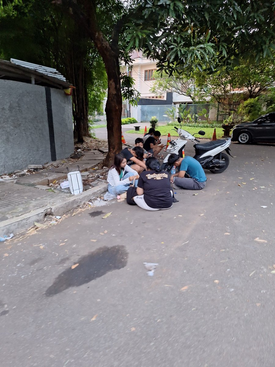 iccaanjani's tweet photo. X PLEASE DO YOUR MAGIC!
Anak sekolah ini (entah dari sekolah mana)
Naik motor ugal2an dan dengan sengaja mau nabrakin motornya ke saya sambil ketawa2!
Tolong bantu tindak agar ditegur supaya ga ada korban yang lain!
@Kemdikbud_RI 
Lokasi: Jl. Tirtayasa, blok M, Jakarta selatan https://t.co/sCNjQzhW65