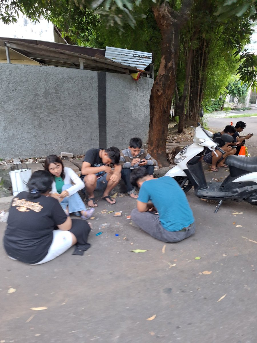 iccaanjani's tweet photo. X PLEASE DO YOUR MAGIC!
Anak sekolah ini (entah dari sekolah mana)
Naik motor ugal2an dan dengan sengaja mau nabrakin motornya ke saya sambil ketawa2!
Tolong bantu tindak agar ditegur supaya ga ada korban yang lain!
@Kemdikbud_RI 
Lokasi: Jl. Tirtayasa, blok M, Jakarta selatan https://t.co/sCNjQzhW65