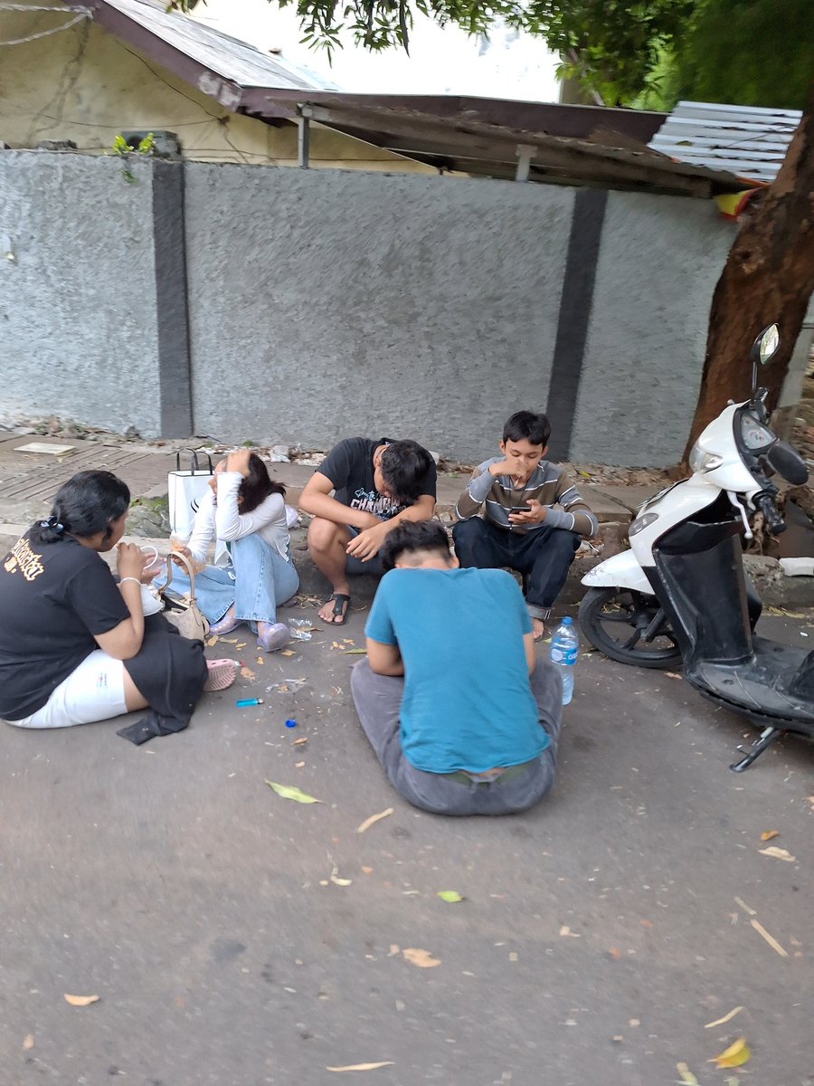 iccaanjani's tweet photo. X PLEASE DO YOUR MAGIC!
Anak sekolah ini (entah dari sekolah mana)
Naik motor ugal2an dan dengan sengaja mau nabrakin motornya ke saya sambil ketawa2!
Tolong bantu tindak agar ditegur supaya ga ada korban yang lain!
@Kemdikbud_RI 
Lokasi: Jl. Tirtayasa, blok M, Jakarta selatan https://t.co/sCNjQzhW65