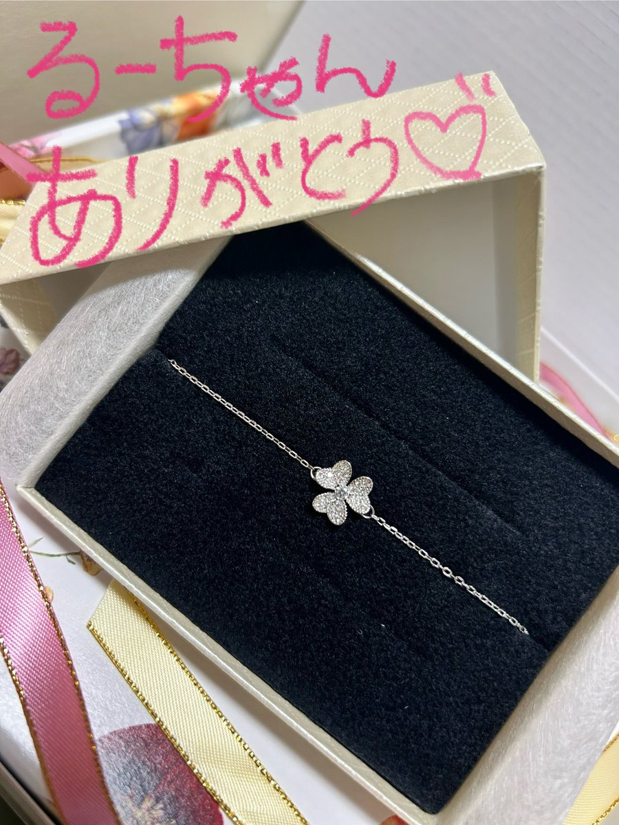 Poco__Mgr's tweet photo. お誕生日おめでとうございます💕
そして、私もおめでとうーーー🥳♡

旦那は、飲みに行きました…
昨日花束くれたから許してやる🙈ﾀﾌﾞﾝ（偶然、一緒のバスに乗車しサプライズ失敗したのは内緒🤫）

ってなわけで
私達が素敵な一年になりますように💖

＠CB_ao_さん♡ /@163chin4kyoudai さん♡ https://t.co/CNxMwbhFDG