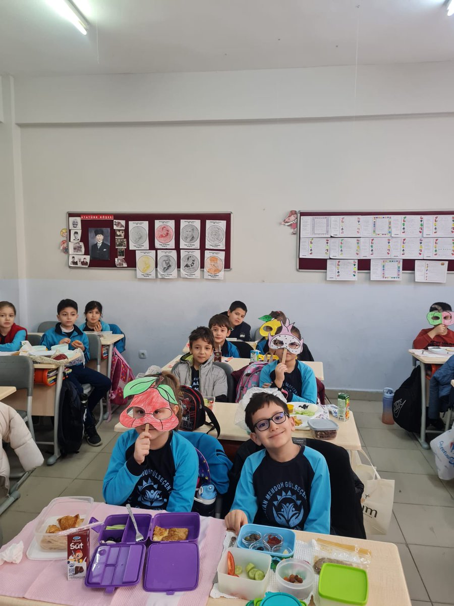 Tutum,Yatırım ve Yerli Malı Haftası tüm sınıflarımızda eş zamanlı olarak coşkuyla ve adına yakışır bir şekilde yerli ürünlerimizle kutlandı.<a href="/tcmeb/">Millî Eğitim Bakanlığı</a> <a href="/bursailmem16/">Bursa İl Millî Eğitim Müdürlüğü</a> <a href="/Osmangazi_MEM/">Osmangazi İlçe Milli Eğitim Müdürlüğü</a> @MFaysalKAYAN <a href="/Ali_Partal/">Ali Partal</a>