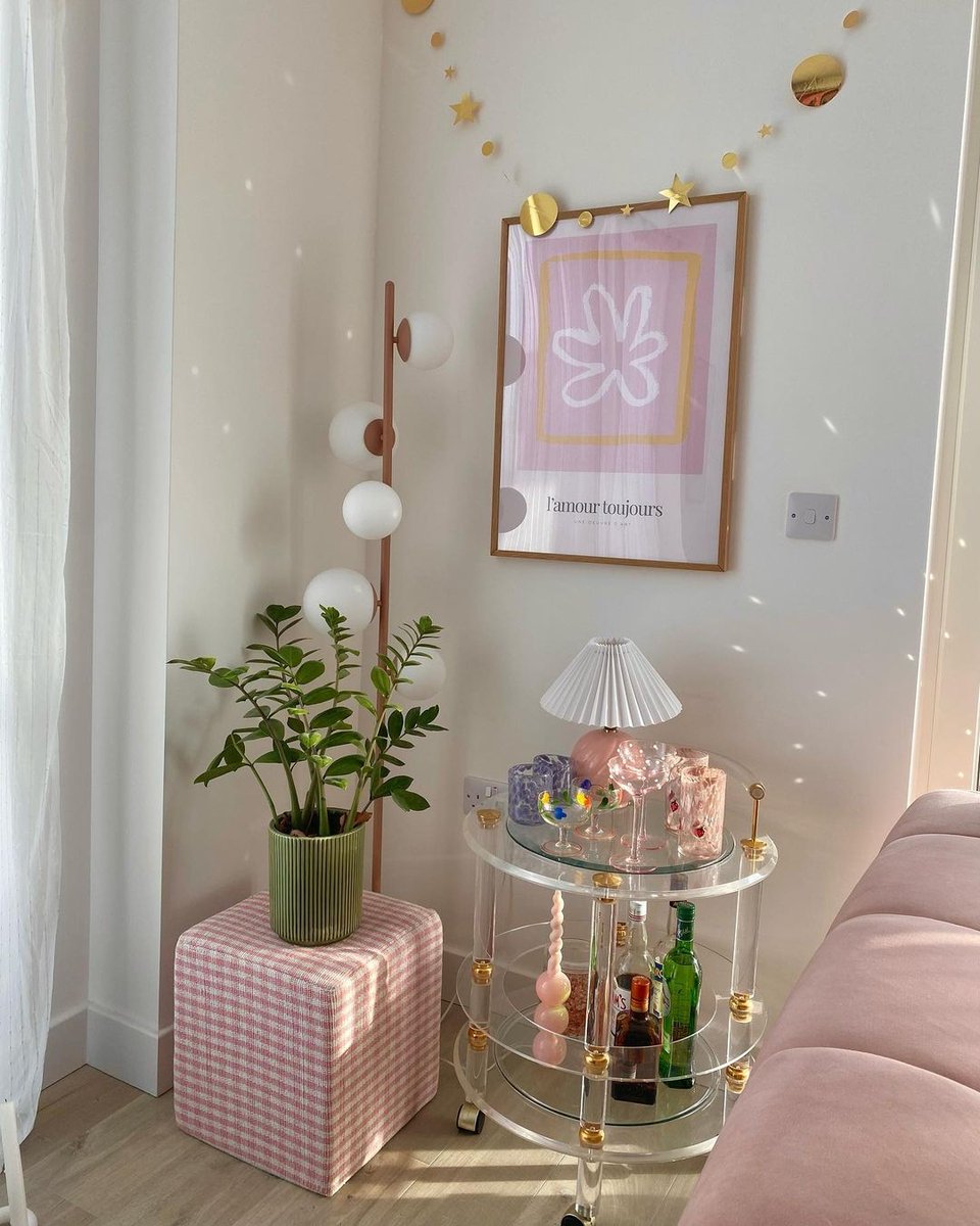 HomescapesUK's tweet photo. ๐ท Christmas cocktail, anyone? Drop your recipes in the comments if you have any good ones!
๐๏ธ Products:
Gingham Cube Pouffe, ยฃ29.99
ohsorented
#cocktailbar #pinkhome #modernhome https://t.co/b7G5aa6MT5