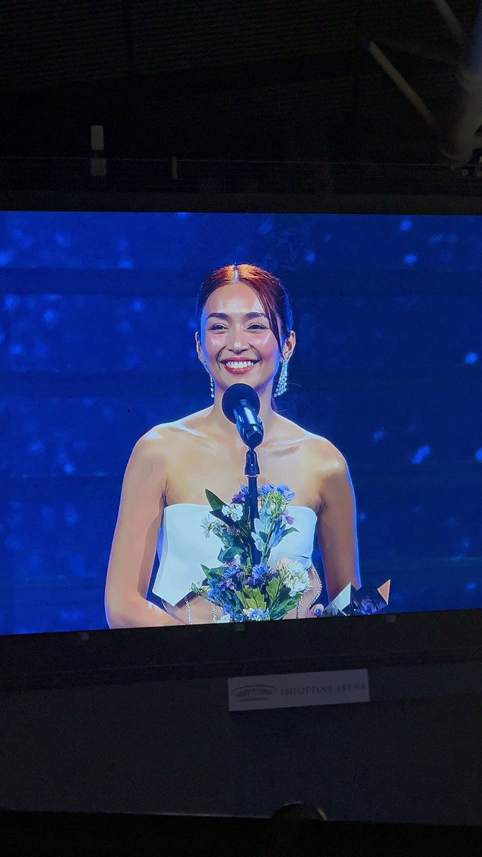 en_tashii's tweet photo. Kathryn Bernardo is sooo pretty!!! everyone’s cheering for her!! https://t.co/XNz4t2EgBh