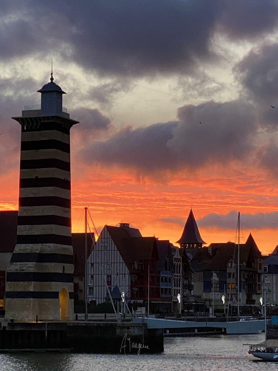 anne_margerie's tweet photo. Un #Aube flamboyante ce matin sur #deauville #trouville #normandie #choisirlanormandie #artist #ambassadeursdenormandie #cadeaudelanature #ciel #Calvados #cieldefeu #coeurcotefleurie https://t.co/aoqPogF6sv