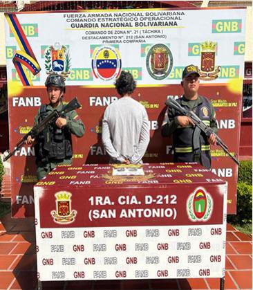#FANB en lucha frontal contra el narcotráfico, en el PAC  “Simón Bolívar” estado Táchira, efectuó la aprehensión de un ciudadano solicitado, a quien se le incautaron dos envoltorios de Marihuana. Venezuela lucha día a día contra el flagelo del narcotráfico.
#SomosLoAfirmativo