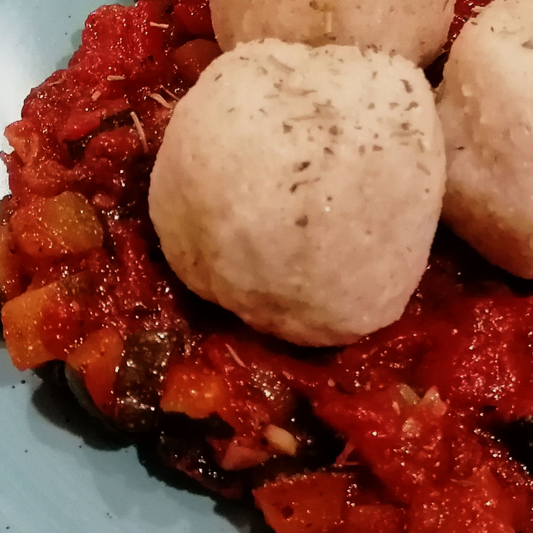 MikeKocht's tweet photo. #Knödel #Twooking aus #Topfen (#Quark) und #Grieß wird mit #Parmesan noch viel feiner!
Serviert auf einem Ragout aus #Paradeisern (#Tomaten) & #Zucchini
Mit Kräutern der Provence geschmacklich fast ein #Ratatouille
https://t.co/i3J8RYn0jN https://t.co/MRamKVs1yh