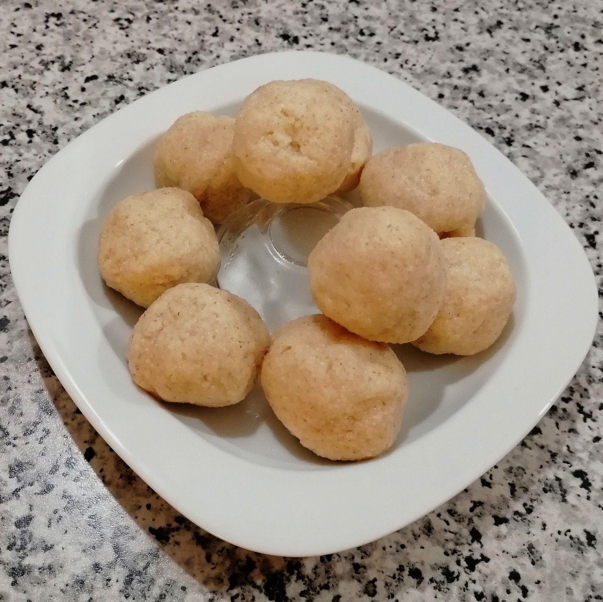 MikeKocht's tweet photo. #Knödel #Twooking aus #Topfen (#Quark) und #Grieß wird mit #Parmesan noch viel feiner!
Serviert auf einem Ragout aus #Paradeisern (#Tomaten) & #Zucchini
Mit Kräutern der Provence geschmacklich fast ein #Ratatouille
https://t.co/i3J8RYn0jN https://t.co/MRamKVs1yh