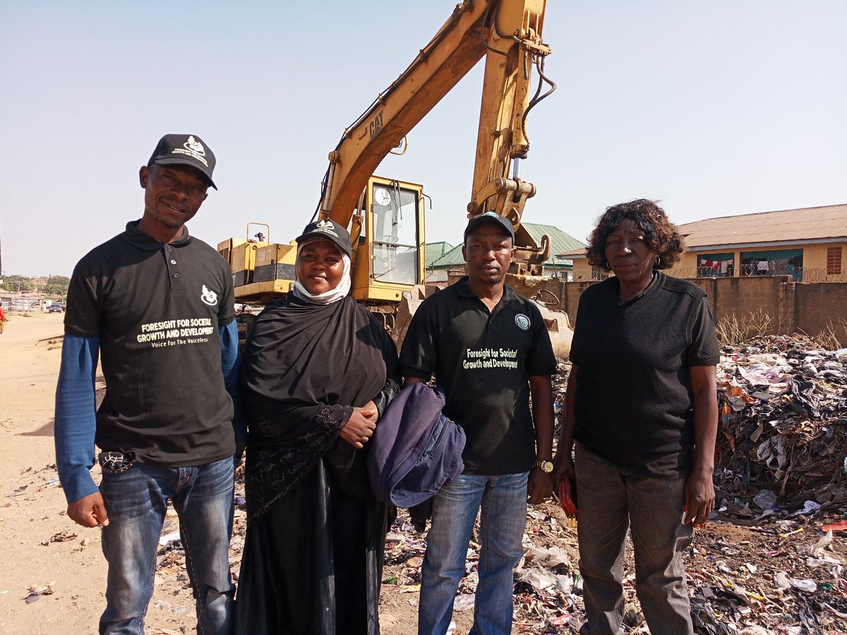 FSGDTEAM's tweet photo. Plateau State Government clearing Refuse dumps on Rail track within Jos Metropolis to commence Rail Transportation in Jos to alleviate the cost of Transportation on the masses.
FSGD staffs are Presently on site to witness work on the tracks. Kugiya Bukuru market on going https://t.co/7RAY3R2ThG
