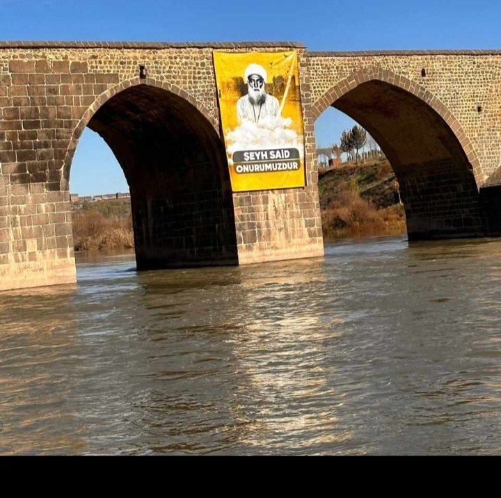 Şey Sait efendi ONURUMUZDUR.
#SeyhSaidOnurumuzdur