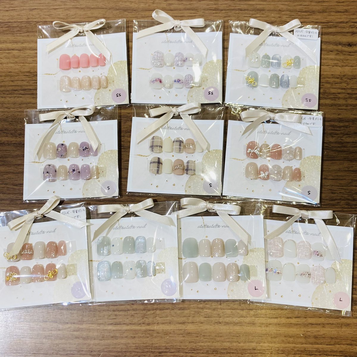 culier_sendai's tweet photo. atetto-nailさんのネイルチップがサイズ別になりました🌷💅サンプルを近くに置いていますので合わせて確認してくださいね☺️すてきなカラーでたくさんお届けいただいています🫶サイズを合わせてのオーダーもご相談くたさい❣️ https://t.co/poDwXWlHRv