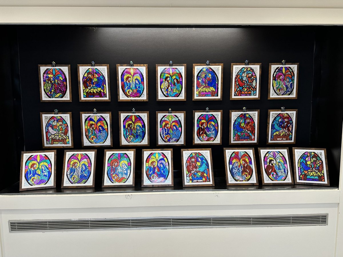 SJXXIIICES's tweet photo. Beautiful stained glass Christmas craft! Mme. Cabral’s class showing their festive creativity. @YCDSB @DomenicScuglia https://t.co/uGEcoEQtJq