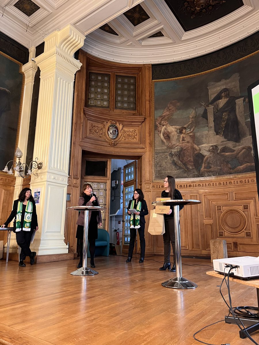 CubeScolaire's tweet photo. Félicitations au lycée de la Versoie à Thonon de la Région Auvergne Rhône-Alpes pour son prix de la meilleure intégration de CUBE.S au programme pédagogique ! 📚♻️

#CUBESsaison5 #championnatNRJ #transitionenergetique #sobrieteenergetique

⬇️ https://t.co/7vrmindZNY