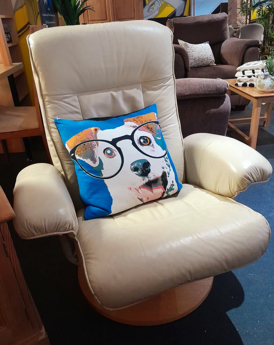 Sofa_Project's tweet image. A fabulous cream leather recliner armchair - and it swivels! Donated by a wonderful customer 🤩 Find out how to donate by visiting sofaproject.org.uk or popping in to one of our three Bristol charity shops #ReuseRecycle #RetroFurniture #GreenChoice