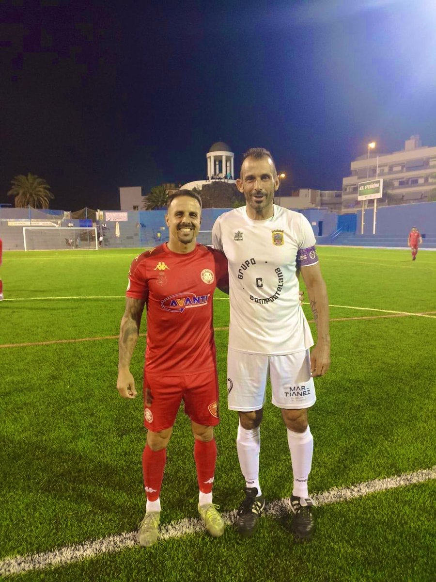 Aquí hay 342 partidos con el <a href="/CDTOficial/">CD Tenerife 🏴󠁧󠁢󠁳󠁣󠁴󠁿</a> en el ♥️ 

▪️<a href="/VitoloCDT/">Víctor (VITOLO)</a> 221 partidos 🟩 79 🟨 86 🟥 56
▪️Kiko Ratón 121 partidos 🟩 35 🟨 49 🟥 37