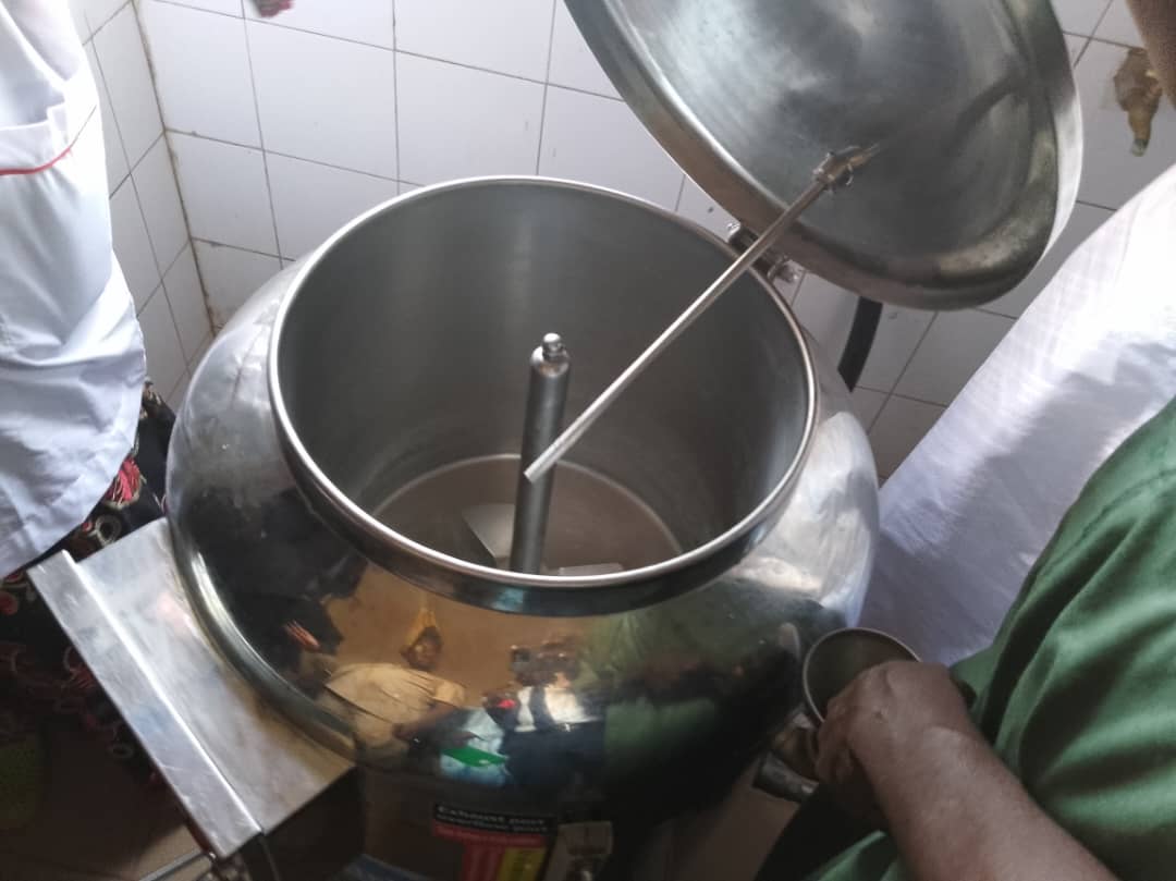 BZdaniuk's tweet photo. Grâce à l'#AidePolonaise, la coopérative de transformation de lait 🥛 de #Boulal dans la région de #Louga fut dotée d'un nouvel équipement facilitant la pasteurisation et augmentant ainsi le niveau de production - source de revenus des femmes de la localité. 
🇵🇱🇸🇳
#polskapomoc https://t.co/YYBEGWS5yZ