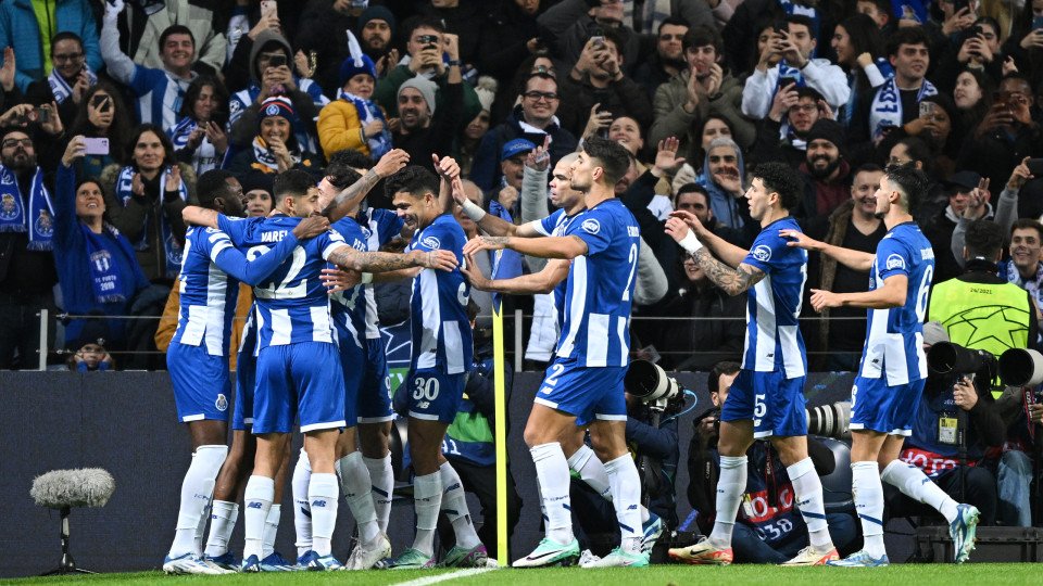 CabineSport's tweet photo. FC Porto reage ao apuramento para os oitavos de final da Liga dos Campeões, através da newsletter "Dragões Diário":

 "Como é habitual, o FC Porto continua a ser o principal embaixador do futebol português na Europa. Único clube nacional que já venceu a Champions e só superado pelo Real Madrid e o Barcelona em número de participações, somou mais pontos nesta edição da prova do que os outros dois clubes portugueses que a disputaram juntos. Notável, mas não surpreendente"