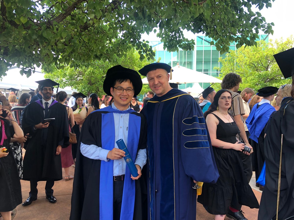 Always happy moments at this time of year! 🍀👨‍🎓👩‍🎓Congratulations again to @TSonPham and other @anuearthscience and @ourANU graduates and their families, well done!!!