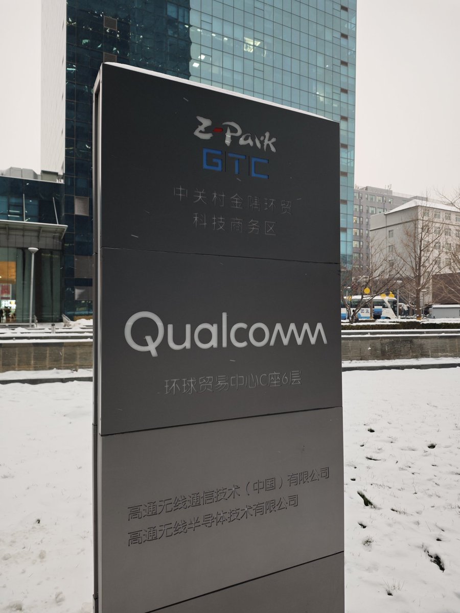 mingjuan_hou's tweet photo. Downstair of #qualcomm Beijing office. It's still snowing after 30 hours. Kids all stay at home for online school these 2 days. I hope to see more snowmen tomorrow. ☃️ https://t.co/3uA4vo7CFG
