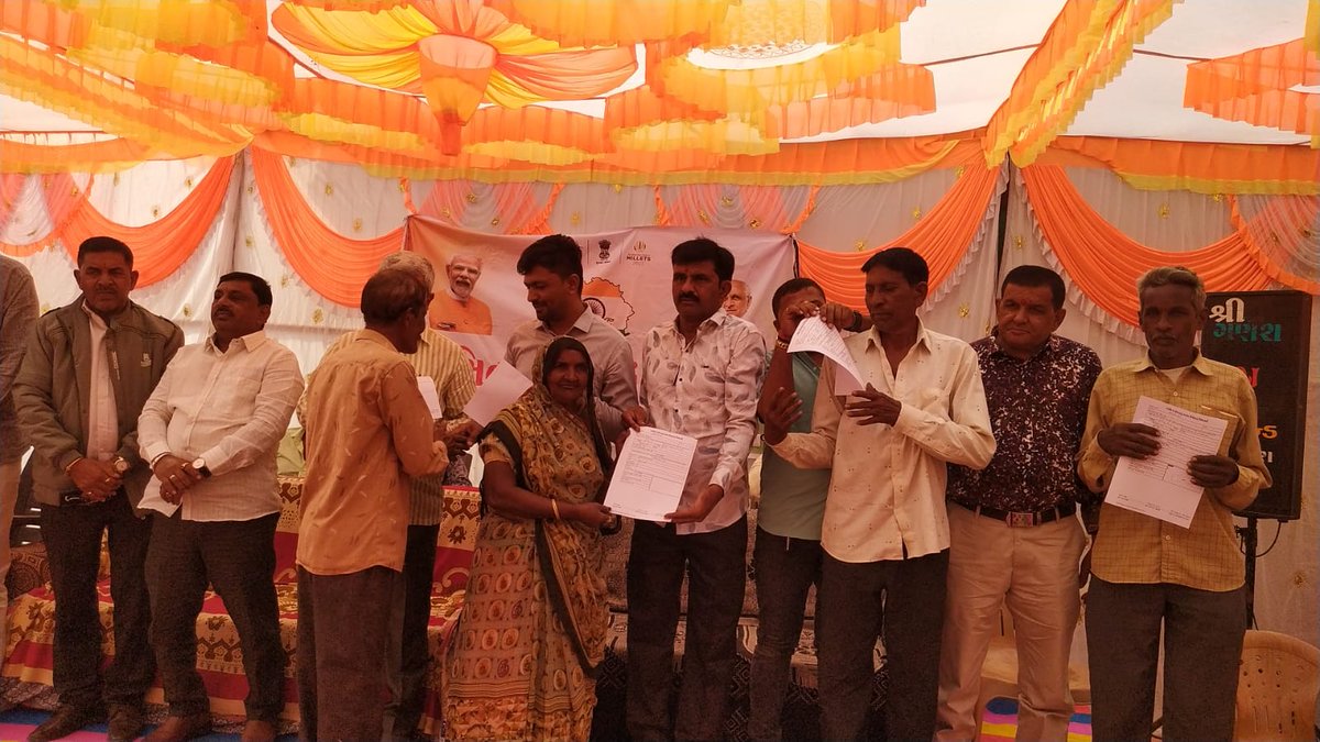 CollectorAnd's tweet photo. "વિકસિત ભારત સંકલ્પ યાત્રા" ગામ.ભીમ તલાવ, તા.ખંભાત, જિલ્લો.આણંદ. @PMOIndia @CMOGuj @PIB_India @PIBAhmedabad @InfoGujarat @MahitiAnand https://t.co/y2BbsbDKEs