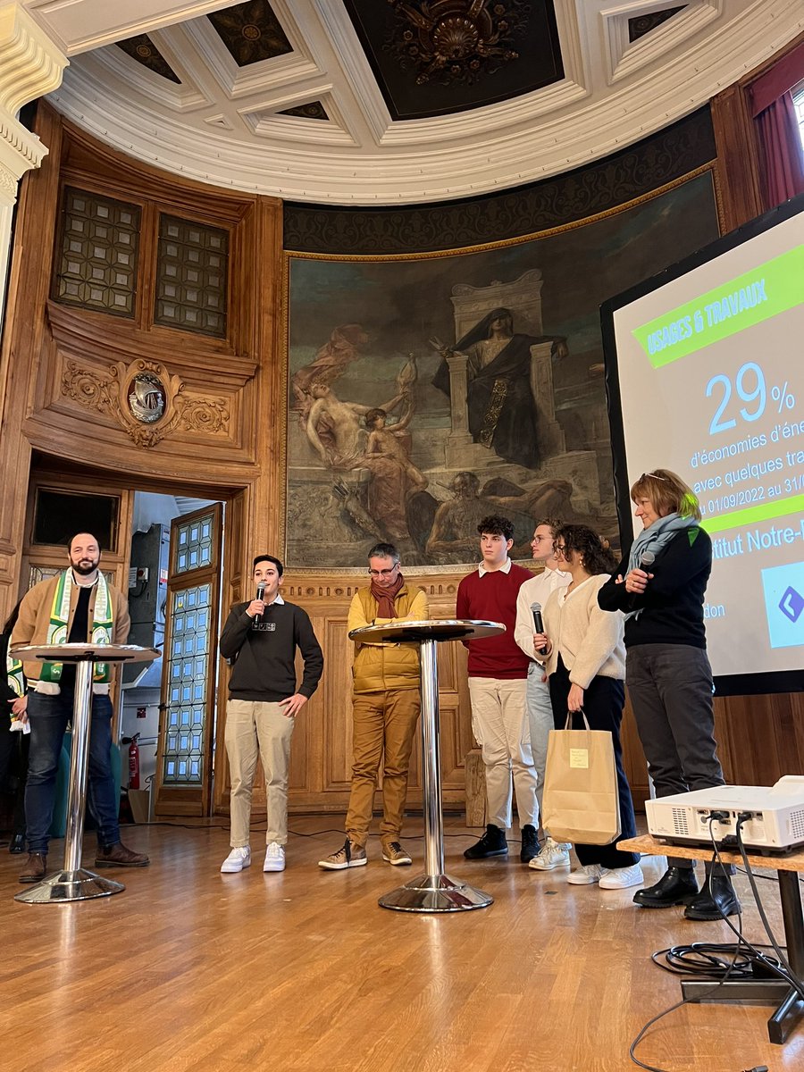CubeScolaire's tweet photo. Cette année, nous remettons exceptionnellement un prix CUBE Usages et Travaux à l’Institut Notre-Dame de Meudon du @hautsdeseinefr qui a réalisé des travaux accompagnés par l’action Humaine 👉🏽 29% d’éco d’énergie et une réduction de 33% de ses émissions de gaz à effet de serre 🛠️ https://t.co/scVr5VJass