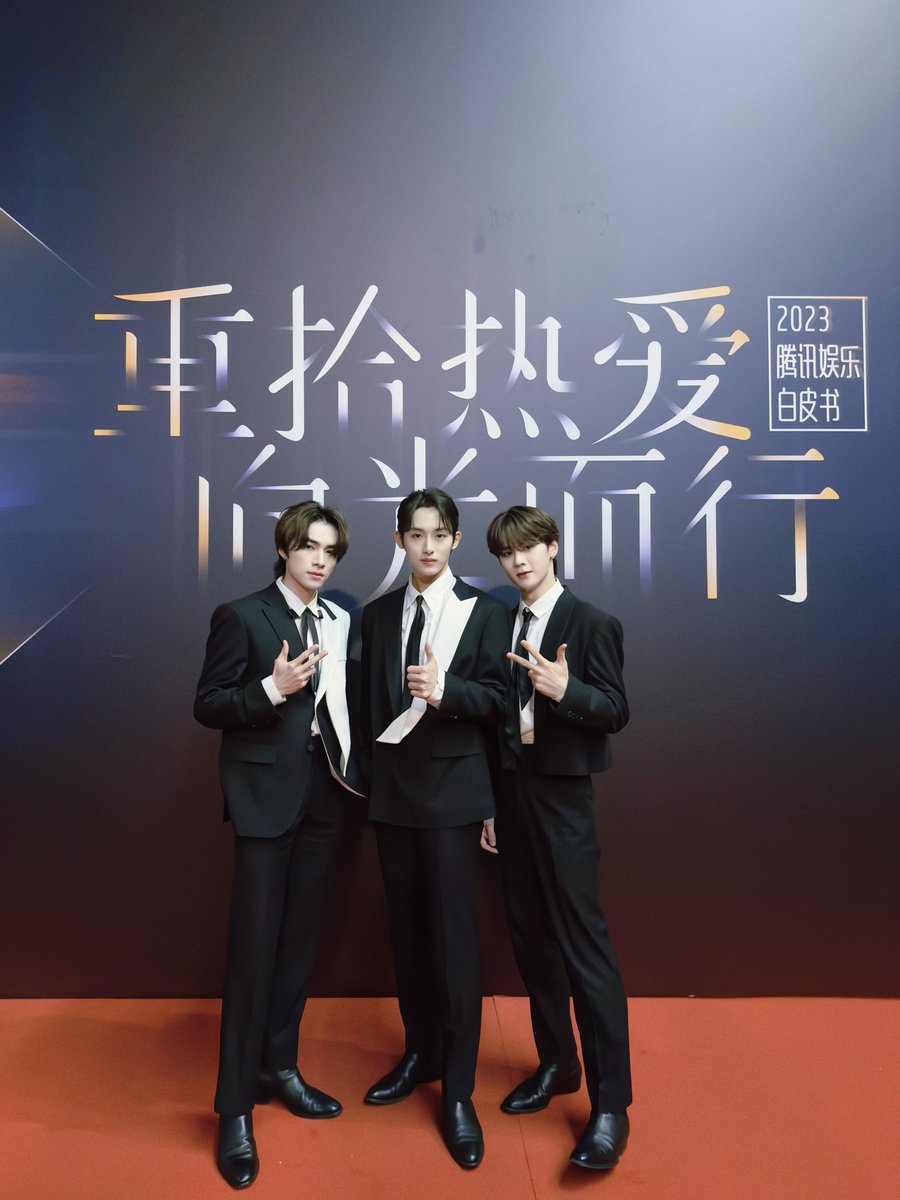 WayV_official's tweet photo. 很荣幸在 #2023腾讯娱乐年度盛典 获得年度新锐团体这个奖项，以后我们会再接再厉！也希望今晚我们的舞台大家能够喜欢，谢谢大家💚！

It's our pleasure to receive the award, and we will keep working hard! Hope that you have enjoyed our stage tonight! Thank you💚!

#KUN #钱锟 #쿤
#WINWIN #董思成 #윈윈
#XIAOJUN #肖俊 #샤오쥔 
#2023腾讯娱乐白皮书 
#2023TencentEntertainmentWhitePaperGala 
#WayV #威神V