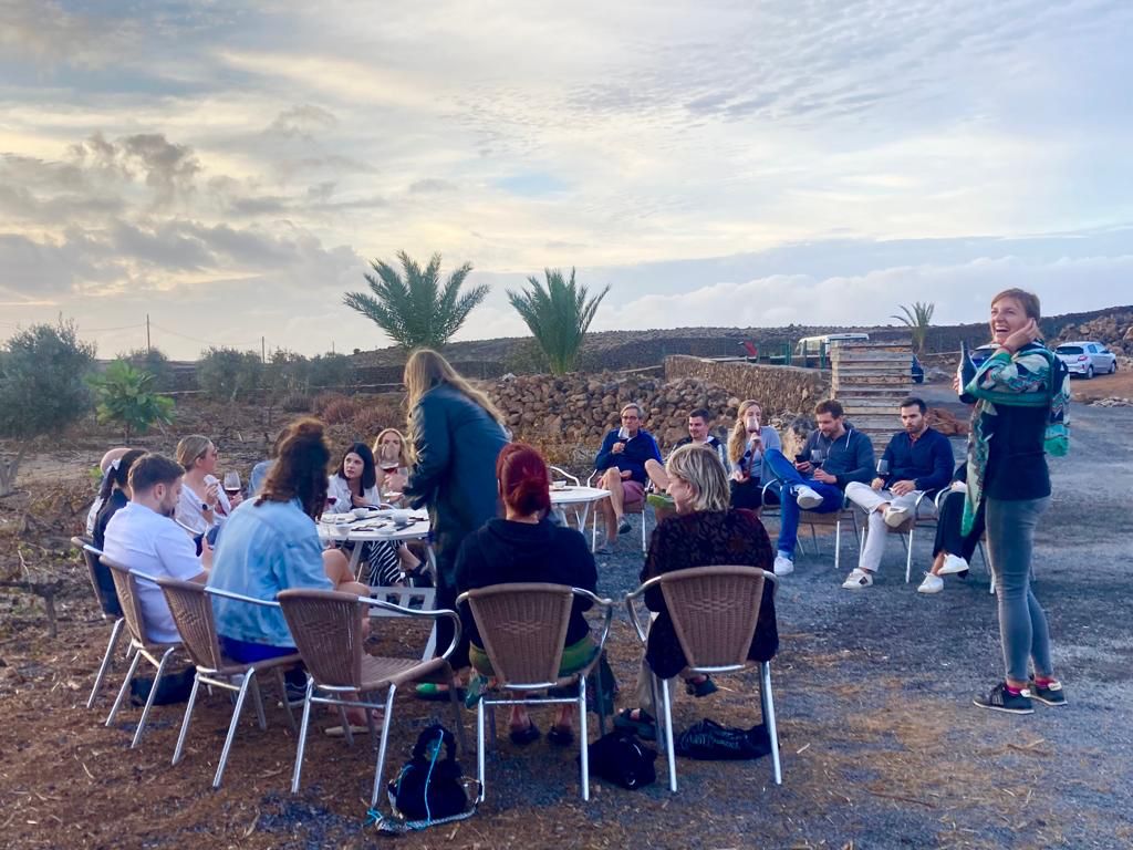 BodegaConatvs's tweet photo. Las visitas privadas y guiadas en La Bodega Conatvs son para conocer nuestra hermosa isla, degustar nuestros vinos y entender las dificultades del cultivo de la vid en el desierto. #bodegaconatvs#momentosunicos #visitaprivada #visitasprivadas#momentosespeciales❤️ #celebrar https://t.co/SnEpNiAICs