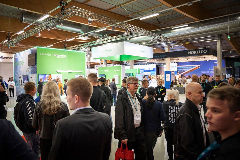 Liikenteen sähköistyminen näkyy Sähkömessuilla niin ohjelmassa kuin näytteilleasettajien osastoilla. Paviljongin C2-halliin rakentuu näyttävä sähköautoalue, joka esittelee tuoreinta sähköautotekniikkaa ja -teknologiaa sekä latausinfraa. Lue lisää: bit.ly/3RGoNu5