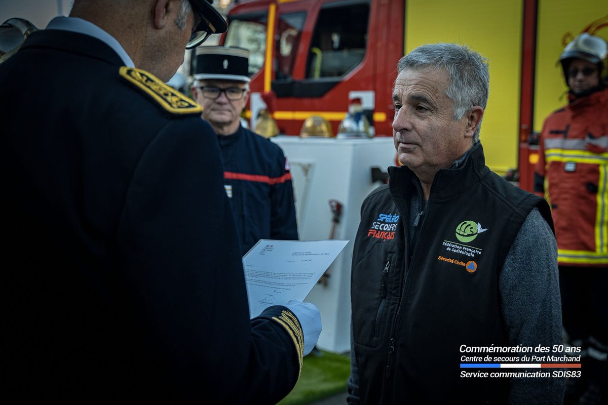 SDIS83's tweet photo. 🇫🇷 FÉLICITATION
Mise à l'honneur, par M Philippe Mahé @Prefet83 de M.André Roudaut, conseiller technique départemental du spéléo-secours français et membre de @FFSpeleo, à l'occasion de la #StBARBE de @VilleDeToulon. Une récompense à la hauteur de son engagement. 🦇🦇🦇👍 https://t.co/f2VGDM3xAA