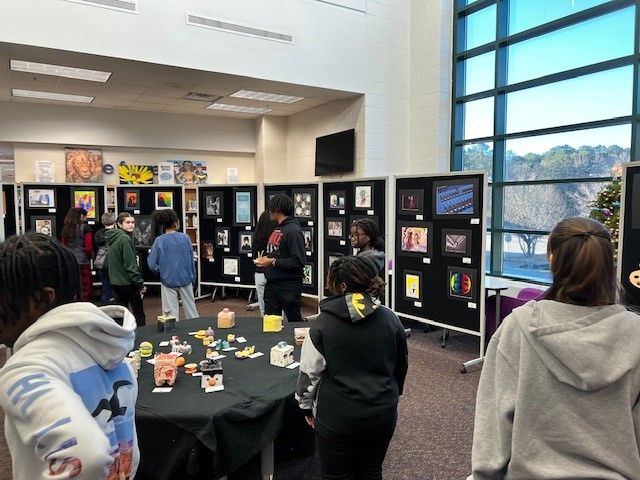 WSHSNNLib's tweet image. The Pop Up Art Show filled the library with amazing talent.  @NNPSArts @NNPSWoodside @nnschools @oliviacanwrite