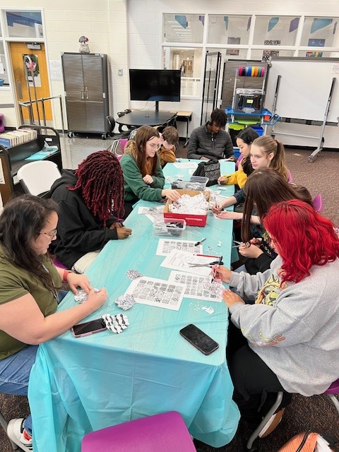 WSHSNNLib's tweet image. The Pop Up Art Show filled the library with amazing talent.  @NNPSArts @NNPSWoodside @nnschools @oliviacanwrite