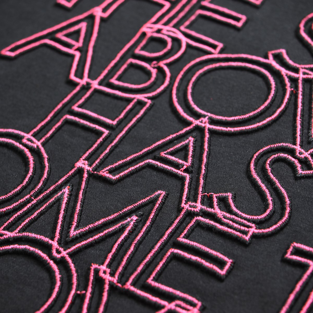 Tanabe_emb's tweet photo. 【サンプル紹介】立体刺繍でネオン管を表現した刺しゅう。 文字の輪郭を筒状に浮かび上がらせています。 そこに蛍光色の刺しゅう糸を用いることで、ネオンのような色味を演出。 

サンプル一覧はこちら 👇
▽▼▽刺しゅうギャラリー▽▼▽ 
https://t.co/76s4ncpApU https://t.co/aS9MPdsNyp