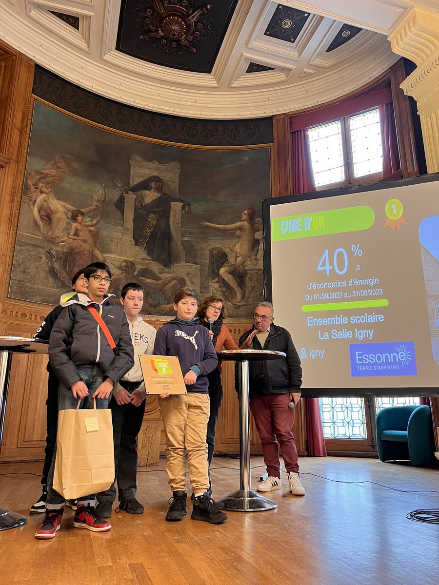 CubeScolaire's tweet photo. ⌚️ Et enfin… le Champion de France de CUBE.S saison 22-23 :
Un grand bravo à l’Ensemble scolaire La Salle Igny à Igny dans le Département de l’Essonne, lauréat du CUBE d'Or de cette saison 5 pour ses économies d’énergie incroyables de 40,64%. Un score jamais obtenu auparavant ✨ https://t.co/pnGAsTfDqB
