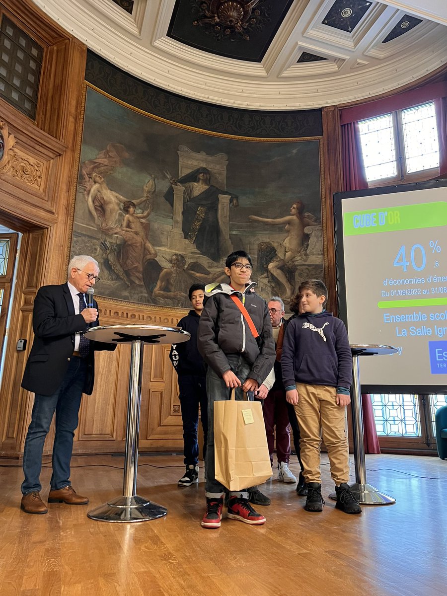 CubeScolaire's tweet photo. ⌚️ Et enfin… le Champion de France de CUBE.S saison 22-23 :
Un grand bravo à l’Ensemble scolaire La Salle Igny à Igny dans le Département de l’Essonne, lauréat du CUBE d'Or de cette saison 5 pour ses économies d’énergie incroyables de 40,64%. Un score jamais obtenu auparavant ✨ https://t.co/pnGAsTfDqB