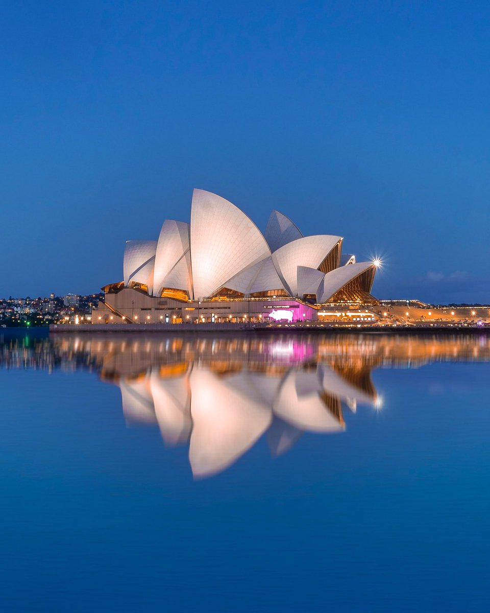 ⭕️2010. Karlie Kloss con un diseño de Viktor & Rolf donde se aprecia la inspiración del Sydney Opera House de Australia…

¡#ArquitecturayModa para todos!