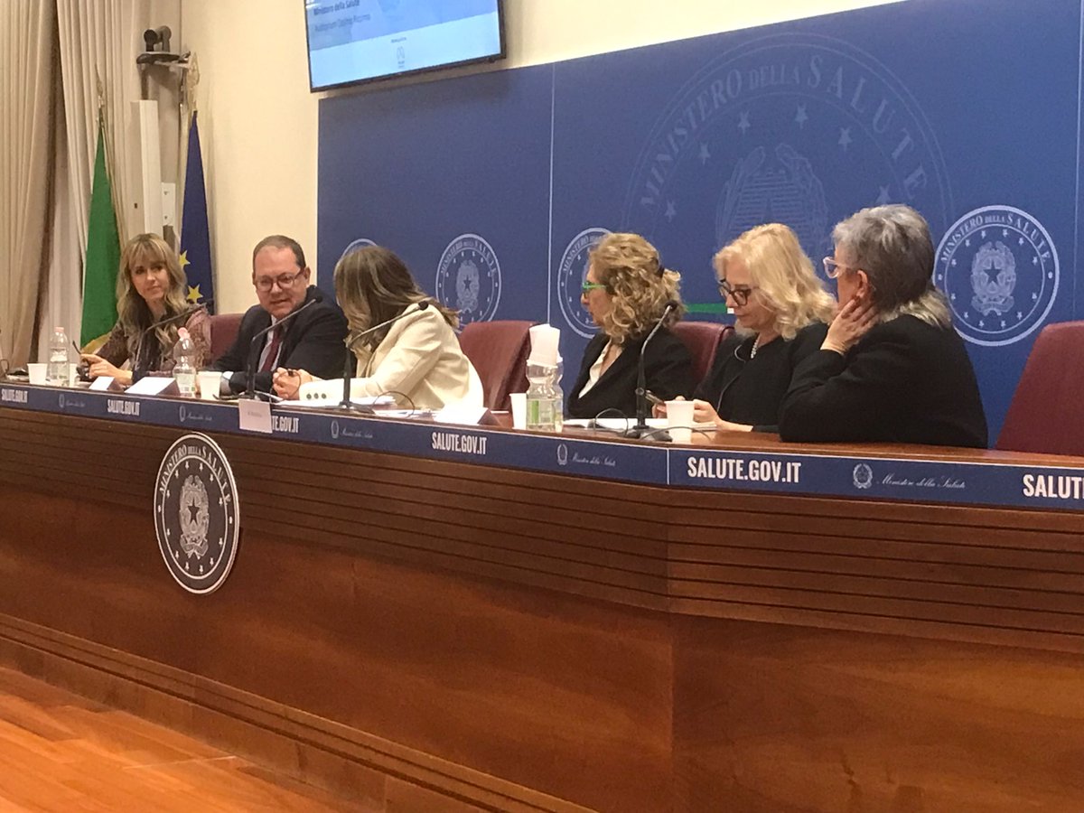 uniamofimronlus's tweet photo. Marco Silano, Direttore del Centro Nazionale Malattie Rare @istsupsan, all'evento #PNMR: "Tra le attività che portiamo avanti c'è anche quella di #informazione al cittadino, soprattutto attraverso il Telefono verde #malattierare. Grazie a chi risponde e accoglie la persona". https://t.co/zWdcKY1pkq