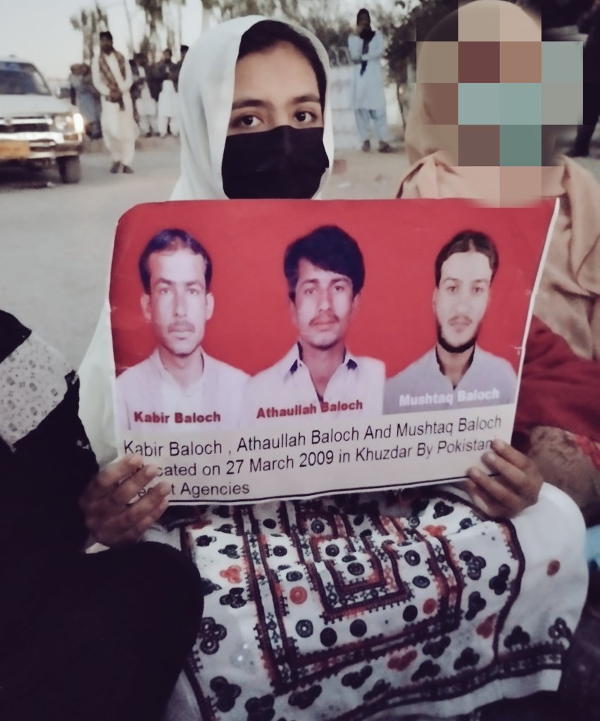 کبیربلوچ کو15سال قبل27مارچ2009کو بلوچستان کے ضلع خضدار سے دن دیہاڑے سیشن کورٹ سے چند فرلانگ کے فاصلے پر مرکزی شاہراہ سےاُس کے ساتھی عطا اللہ اورمشتاق بلوچ کےہمراہاغواءکرکےلاپتہ کیا گیا تھاجوتاحال بازیاب نہیں ہوسکے.
#ReleaseKabeerBaloch
#ReleaseMushtaqBaloch
#ReleasAttaullahBaloch