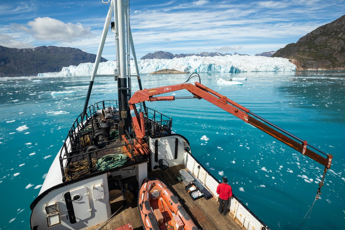 #Greenland, on the edge of a melting world: Glaciologists @UZH_Science investigate the calving of the Qajuttap #glacier. Impressive images, videos & interviews @LeTemps document the global and local challenges of #climatechange. geo.uzh.ch/en/events/news… #GreenFjord 📷 Ethan Welty