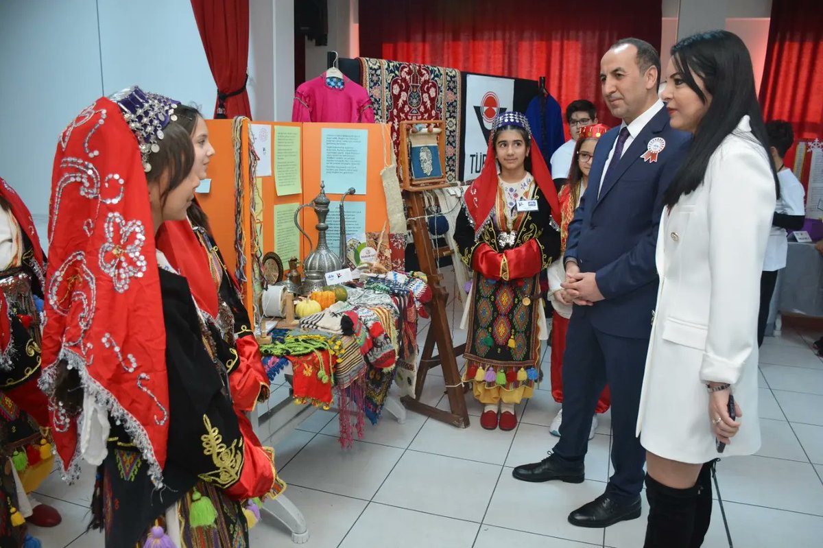 usakilmem's tweet photo. İl Millî Eğitim Müdürümüz Sayın Halil YÜCEL, Mehmet Emin Hoşgör Ortaokulunun gerçekleştirmiş olduğu 4006 TÜBİTAK Bilim Fuarı Sergisi’nin açılışını yaparak öğrencilerimiz tarafından hazırlanan projeleri inceledi. https://t.co/QZiCd4z4EQ