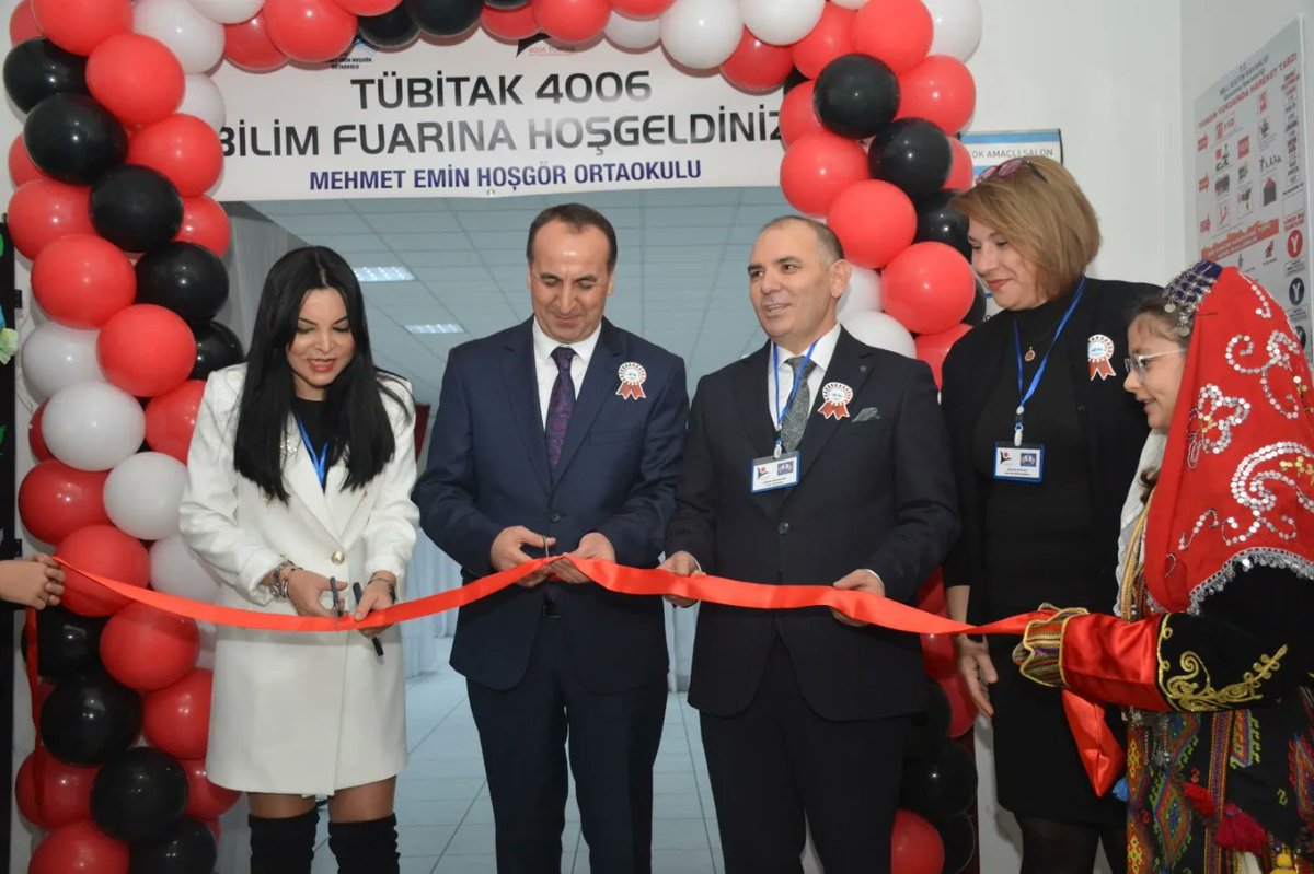 usakilmem's tweet photo. İl Millî Eğitim Müdürümüz Sayın Halil YÜCEL, Mehmet Emin Hoşgör Ortaokulunun gerçekleştirmiş olduğu 4006 TÜBİTAK Bilim Fuarı Sergisi’nin açılışını yaparak öğrencilerimiz tarafından hazırlanan projeleri inceledi. https://t.co/QZiCd4z4EQ